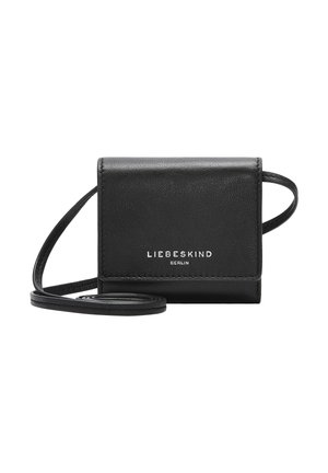 Borsa a tracolla in pelle nera con chiusura a patta, logo impresso e tracolla regolabile, caratterizzata da una texture liscia e un design minimalista.