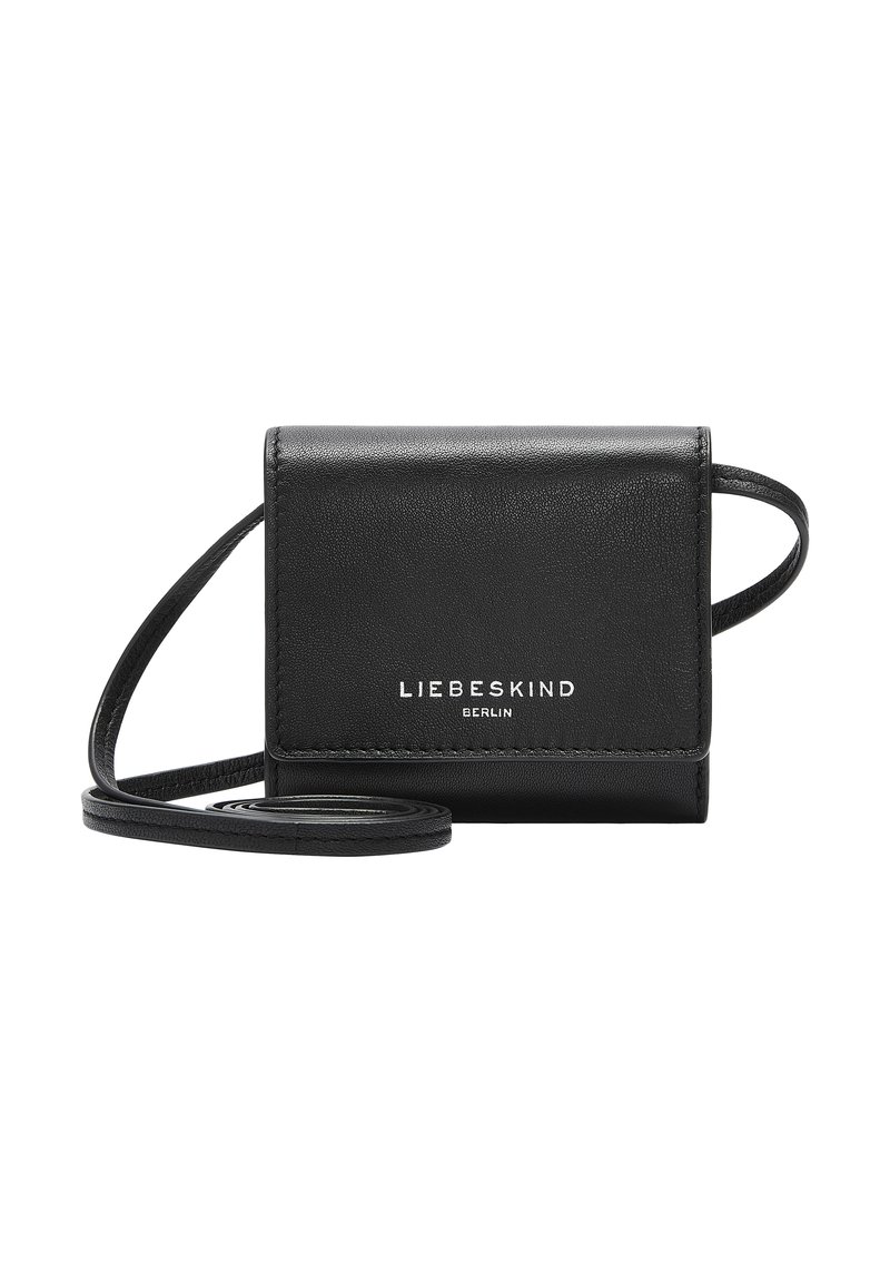 Borsa a tracolla in pelle nera con chiusura a patta, logo impresso e tracolla regolabile, caratterizzata da una texture liscia e un design minimalista.
