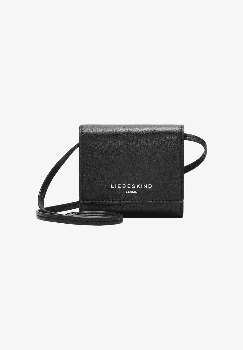Borsa a tracolla in pelle nera con chiusura a patta, logo impresso e tracolla regolabile, caratterizzata da una texture liscia e un design minimalista.