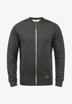 Grå zip-up hoodie i texturerad fleece, med rund hals, två framfickor och en brun logoplåster vid fållen.