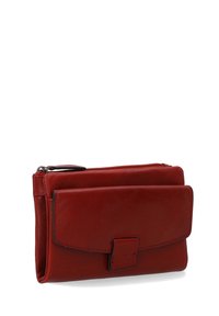 Rød læderpung med lynlås og klaplomme. Har en glat overflade og kontrasterende sorte detaljer. Kompakt og rektangulært design.
