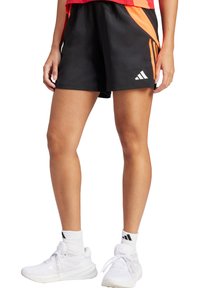 Schwarze Sportshorts mit orangefarbenen Akzenten, aus leichtem Material. Mit einem weißen Logo und einer bequemen Passform für Komfort während der Aktivität.