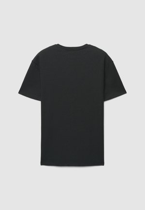 T-shirt nera a maniche corte con scollo tondo, caratterizzata da un tessuto testurizzato e una vestibilità comoda. Il design è semplice e uniforme, senza dettagli aggiuntivi.