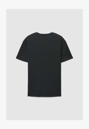 T-shirt noir à manches courtes avec un col rond, présentant un tissu texturé et une coupe décontractée. Le design est simple et uniforme, sans détails supplémentaires.