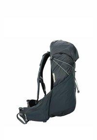 Zaino grigio scuro con parte superiore arrotondata, spallacci regolabili e tasche laterali. Realizzato in tessuto testurizzato con cuciture rinforzate e accenti riflettenti.