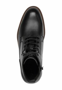 Bottines en cuir noir avec bout arrondi, lacées, côtés texturés et semelle marron. Dotées d'une fermeture éclair pour un enfilage facile.