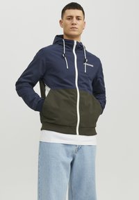 Jack & Jones - JJERUSH BLOCKING HOOD - Tunn jacka - blau Miniatyrbild 1