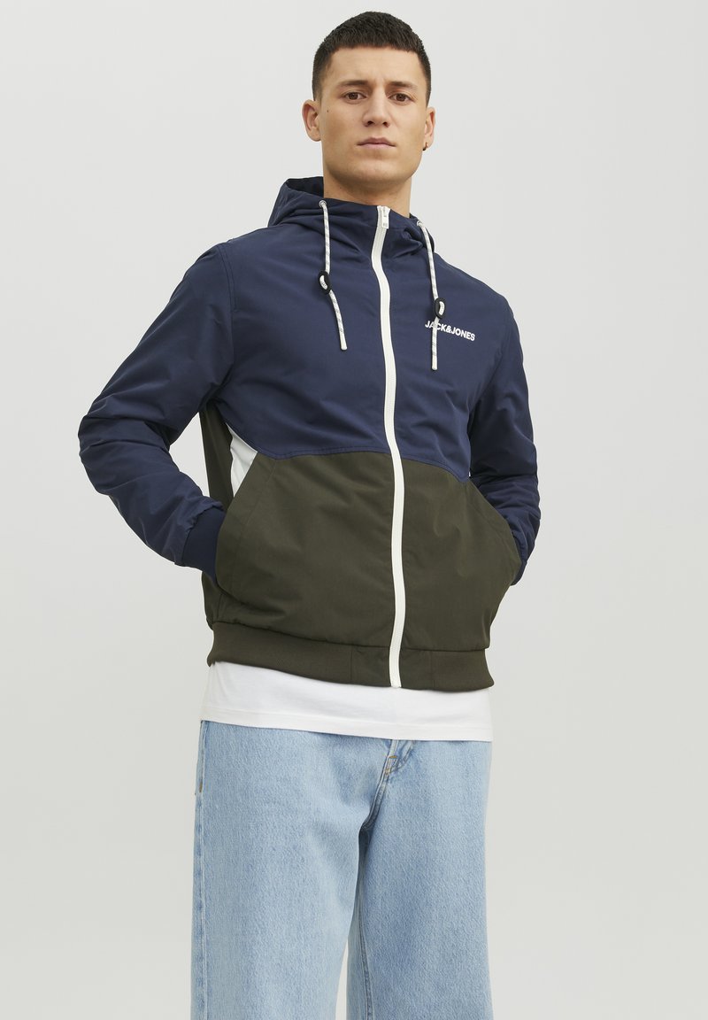 Jack & Jones - JJERUSH BLOCKING HOOD - Tunn jacka - blau, Förstora