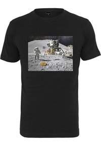 Juodas marškinėlis su piešiniu, vaizduojančiu astronautą mėnulyje, mėnulio nusileidimo moduliu ir pica ant mėnulio paviršiaus.