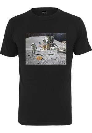 Schwarzes T-Shirt mit einer Grafik eines Astronauten auf dem Mond, einem Mondlander und einer Pizza auf der Mondoberfläche.