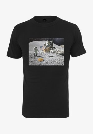 Schwarzes T-Shirt mit einer Grafik eines Astronauten auf dem Mond, einem Mondlander und einer Pizza auf der Mondoberfläche.