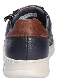 Marineblaue Ledersneaker mit braunem Lederakzent, runder Form, weißer Sohle, Reißverschluss, strukturierter Oberfläche und sichtbarem Markenlogo an der Ferse.