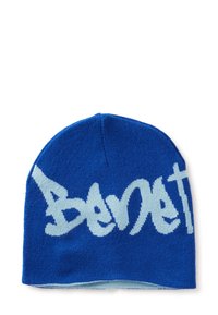 Modrá pletená čepice s světle modrým stylizovaným textem "Bennet" na její ploše, položená na bílem pozadí.