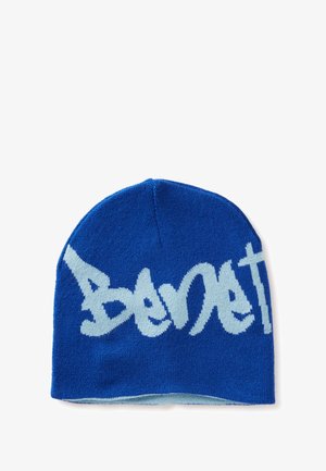 Niebieska dziana czapka z jasnoniebieskim stylizowanym napisem "Bennet" na powierzchni, leżąca na białym tle.