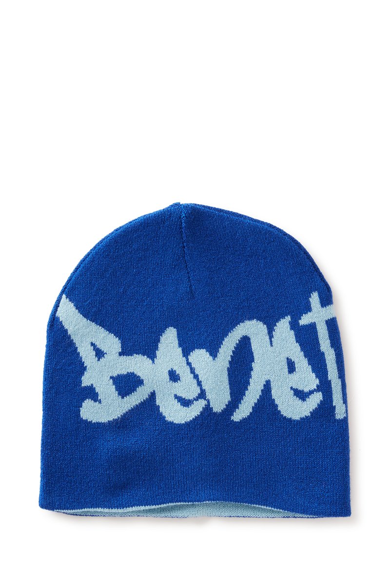 Modrá pletená čepice s světle modrým stylizovaným textem "Bennet" na její ploše, položená na bílem pozadí.
