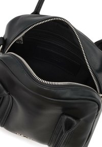 Čierna kožená kabelka so zipsovým zatváraním. Obsahuje vnútorné vrecká a má mäkkú textúru. Lesklé strieborné kovanie.
