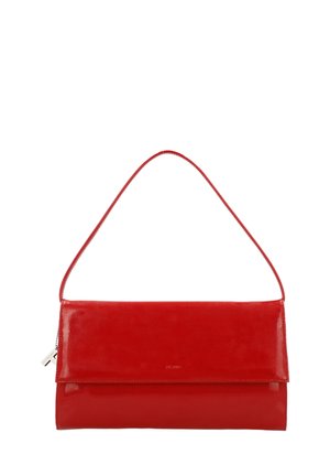 Sac à épaule en cuir rouge brillant avec une forme rectangulaire fine et une bandoulière unique.
