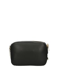 Clutch in pelle sintetica nera con una texture liscia, chiusura con zip e una tracolla in catena dorata sul lato. Forma rettangolare liscia.