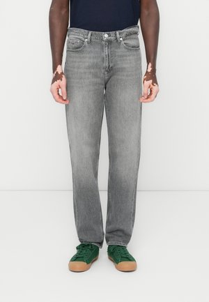 Jeans gris avec une coupe droite et un design classique à cinq poches. Fabriqués en denim, avec un léger effet délavé et une fermeture à bouton.