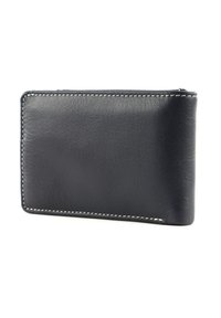 Cartera de cuero negro con textura suave, bordes redondeados, costura blanca en contraste y un diseño delgado y rectangular.