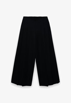 Pantaloni neri a gamba larga, cropped, con vita alta e sottili pieghe verticali.