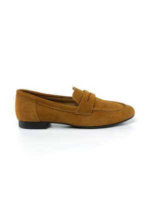 Mocasín penny de ante marrón con suela negra, tacón bajo y detalle de tira en la parte superior, mostrado desde el lado derecho sobre un fondo blanco.