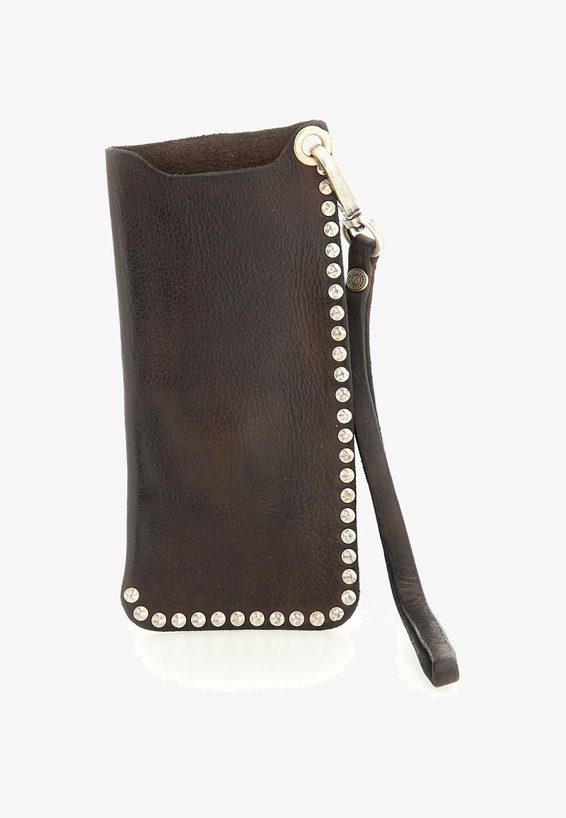 Braccialetto in pelle marrone scuro con borchie argentate lungo i bordi e un gancio in metallo attaccato a una cinghia di pelle.