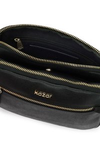 Čierna a šedá kabelka na zips s textúrovaným povrchom, zlatým kovovým vybavením a logom. Má viacero priehradiek a hladké vnútorné podšívanie.