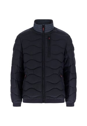 Veste noire matelassée avec un motif ondulé, col montant, fermeture éclair frontale et deux poches latérales avec des accents rouges.