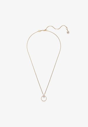 Collier doré avec une chaîne délicate, présenté avec un pendentif circulaire orné de petits cristaux clairs et d'un léger accent de fermoir.