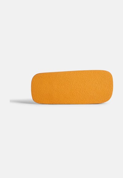 Oranje, geprofileerd rechthoekig object met afgeronde hoeken, dat lijkt op een mat of kussen. Het oppervlak heeft een grove, tastbare structuur.
