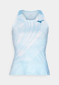 Světle modrý sportovní tank top s texturovaným vlnitým vzorem, designem s překříženými ramínky a logem značky na levé oblasti hrudníku.