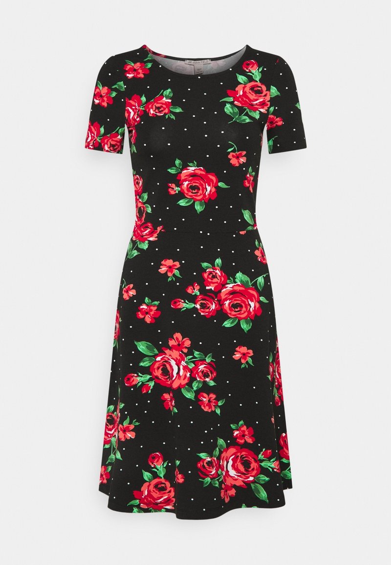 Robe noire à manches courtes avec motif floral rouge et rose et petits pois blancs, longueur genou, taille ajustée, encolure ronde.
