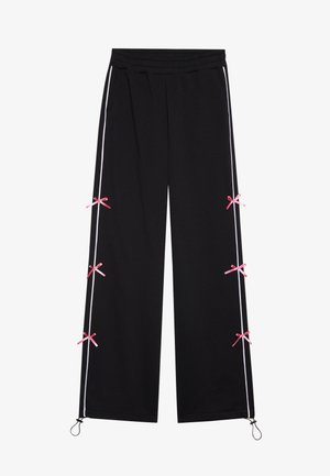 Pantaloni athletic neri con un design a gamba larga, strisce laterali bianche e dettagli in nastro rosa vicino all'orlo. Presentano una vita elasticizzata e un cordoncino.