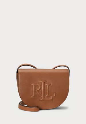 Brązowa skórzana torba na ramię z wytłoczonym logo "RLL" na przedniej klapie i cienkim, regulowanym paskiem.