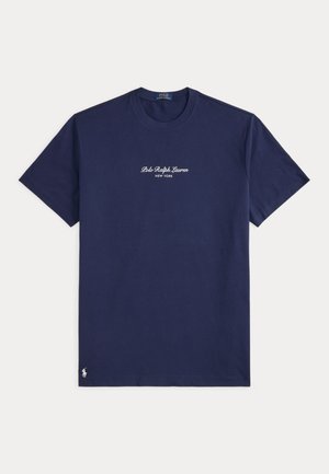 Marineblaues T-Shirt mit kurzen Ärmeln mit dem Text "Polo Ralph Lauren New York" auf der Brust und kleinem weißen Polo-Spieler-Logo nahe dem unteren Saum.