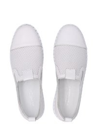 Weiße Slipper mit perforiertem Design, flacher Sohle und elastischen Seitenakzenten für mehr Komfort. Glatte Textur und runde Zehenform.