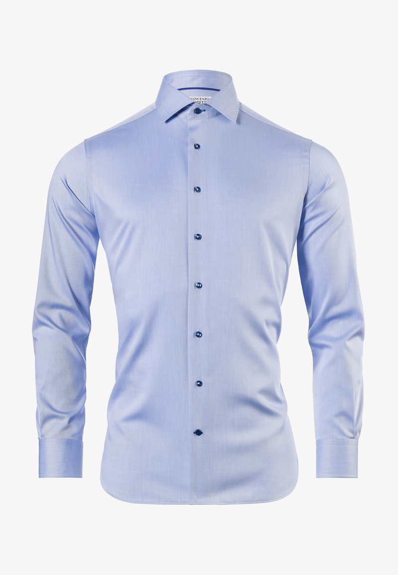 Chemise à manches longues bleu clair en tissu lisse avec un col évasé, ornée de boutons bleu marine et d'un ourlet arrondi.