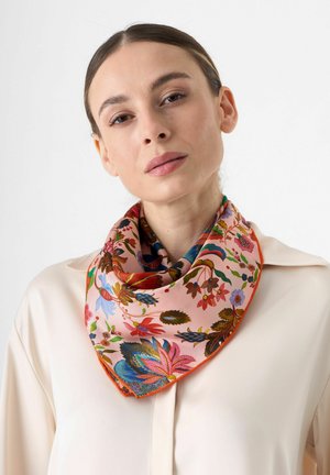 Foulard en soie avec un motif floral aux couleurs vives sur un fond rose. Accentué par une bordure orange. Forme carrée, texture douce.