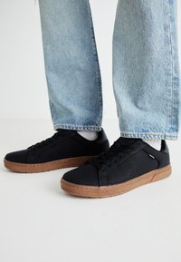 Levi's® PIPER Baskets basses regular black/noir ZALANDO