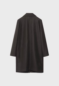 Manteau long marron foncé à coupe droite, col large et manches longues, présenté de dos sur un fond uni gris clair.