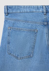 Vista posteriore di jeans in denim blu chiaro che mostrano la vita, i passanti per la cintura e una singola tasca posteriore con cuciture arancioni.