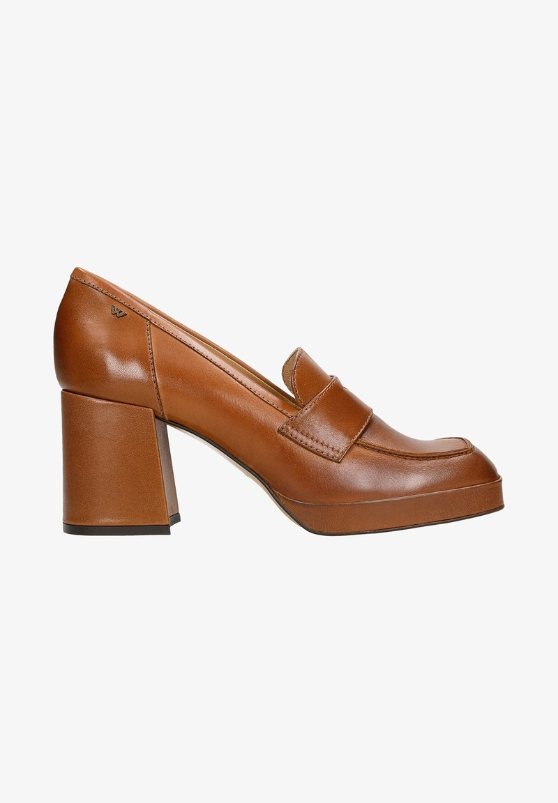 Mocassin à talon bloc en cuir marron avec bout carré, semelle plateforme surélevée et bride décorative sur le cou-de-pied.