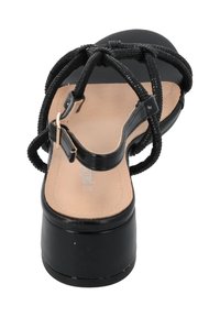 Schwarze Plateau-Sandalen mit geflochtenen Riemen, verstellbarem Knöchelriemen und einer glatten beigen Innensohle. Verfügt über eine stabile schwarze Sohle.