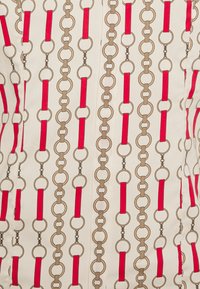 Tessuto bianco con un motivo ripetuto di anelli d'oro interconnessi e strisce rosse verticali, creando un design audace e grafico.