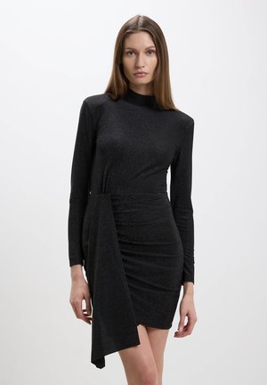 Abito nero a maniche lunghe realizzato in tessuto scintillante, con scollatura alta e dettaglio avvolgente asimmetrico con texture arricciata.