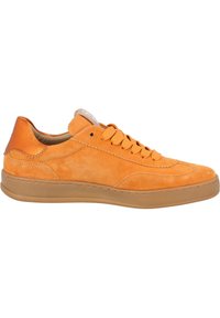 Orange Wildleder Sneakers mit einem glatten Lederakzent an der Ferse, Schnürdesign, Gummisohle und genähten Details im Obermaterial.