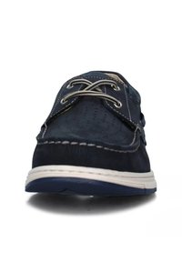 Scarpa da barca blu navy con tomaia in pelle perforata, design con lacci, cuciture bianche a contrasto e suola in gomma antiscivolo.