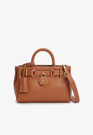 Barna texturált bőr kézitáska felső fogantyúval, levehető vállpánttal, aranyszínű fém kiegészítőkkel és egy kör alakú arany emblémával, amelyen dupla H logó látható.