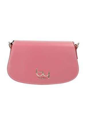Borsa a tracolla in pelle rosa con bordi curvi, cuciture bianche, logo dorato e attacchi della tracolla in metallo su sfondo bianco.